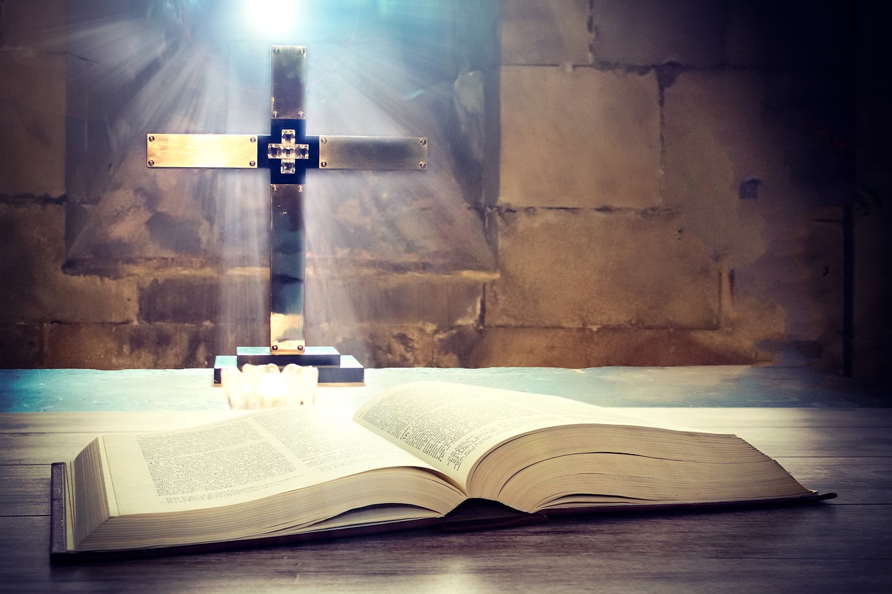Kreuz und offene Bibel